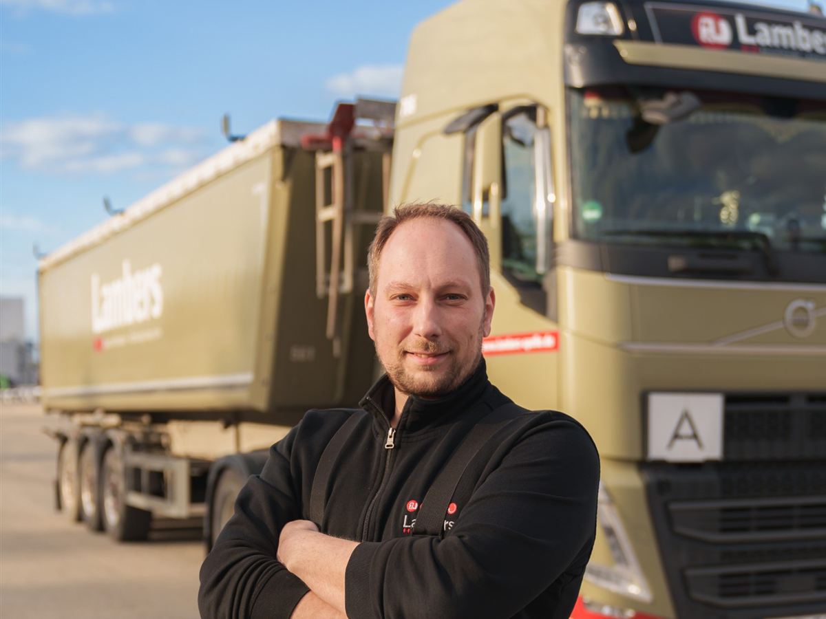 Fahrer von Lambers vor einem Kipper-Sattelzug